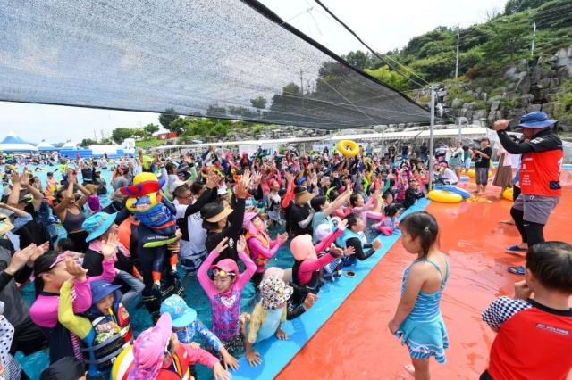 -시원나잇페스타 축제 기간 매일 오후 1시와 2시 하루 두 차례 30분간 버블쇼를 진행해 어린이와 가족 단위 이용객들에게 색다른 볼거리와 즐길 거리를 선사했다. (사진 = 영주시)