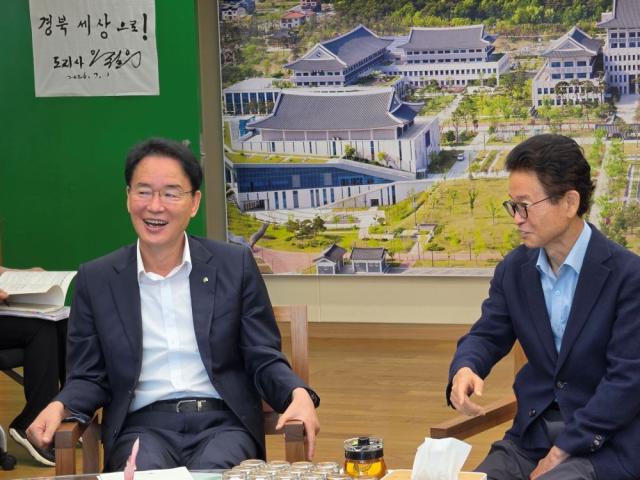 -황병직 영주시장·경북도의원 한뜻 경북도 찾아 미래 핵심사업 지원 건의, 이철우 도지사 만나 미래 성장동력 확보·지역 현안 해결 협력 요청 (사진 = 영주시)