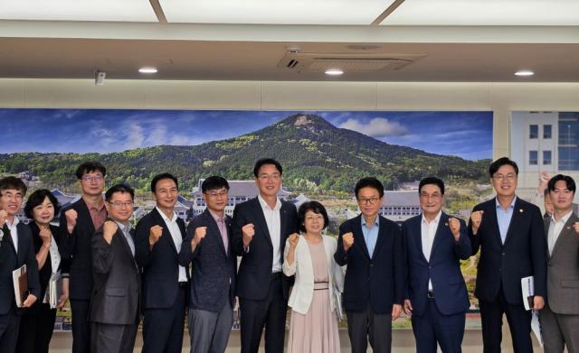 -영주시가 건의한 사업은 영주시 기회발전특구 지정, 방산기업 유치를 위한 조제일반산업단지 조성, 영주시 골프장 조성, 영주 무탄소 전원개발사업 추진, 중부권 동서횡단철도 건설 및 영