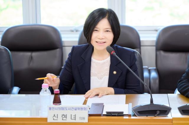 -용인시 반딧불이 서식지 보호에 관한 조례 제정을 위한 간담회에서 신현녀 의원이 발언하고 있다. (사진 = 용인특례시의회)