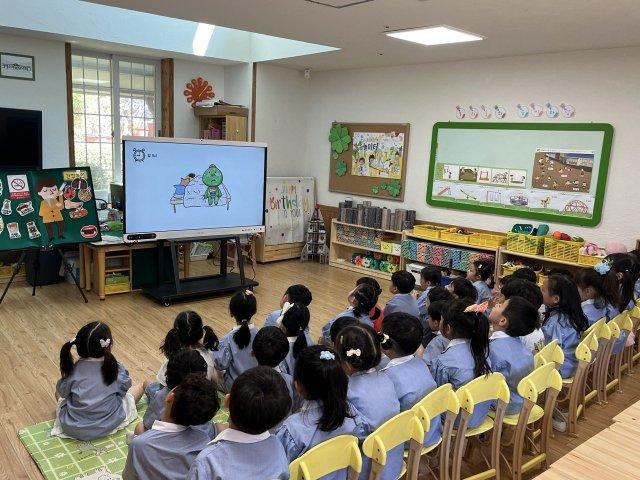 광양 산새소리숲유치원 어린이들 흡연예방 동영상 ‘노담밴드-노스모킹별을 지켜줘!’ 시청 하고 있다 (사진 = 광양시청)