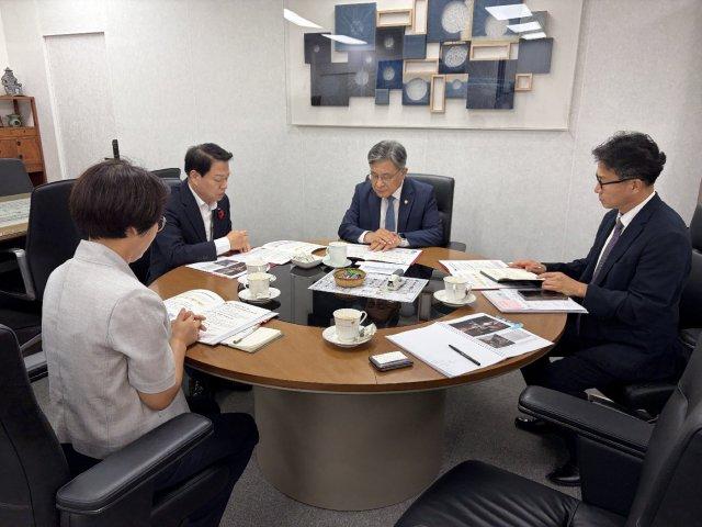 박성현 광양시장 국가유산청 방문해 2027년도 주요 문화유산 현안 사업 대한 국비 지원 건의 하고 있다 (사진 = 광양시청)
