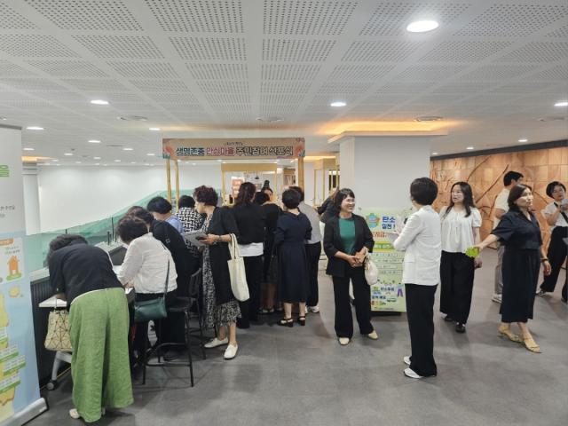 김천시 기후에너지과는 지난 10일 김천시 문화예술회관 소공연장에서 열린 ‘생명존중 안심마을 주민참여 선포식’에서 시민들을 대상으로 탄소중립 생활실천 캠페인 홍보부스를 운영했다. (