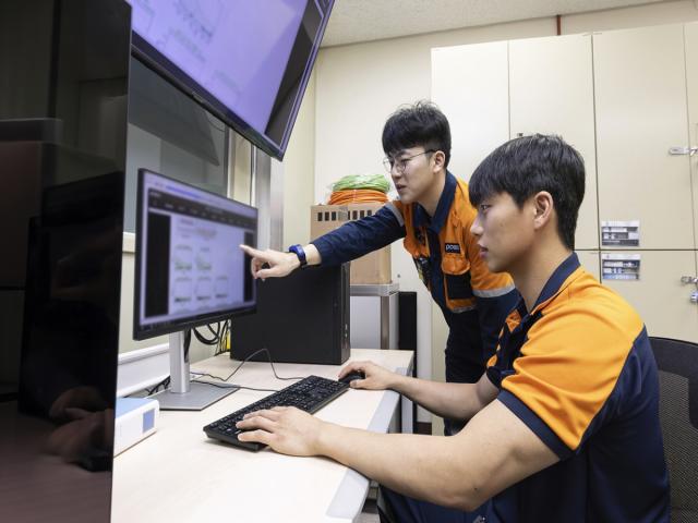 포스코 포항제철소가 현장 직원들이 직접 개발한 AI 기반 ‘모터 상태 점검 시스템’을 냉연공장에 적용하며 데이터 기반 스마트 정비 체계 구축에 속도를 내고 있다. (사진 = 포스코