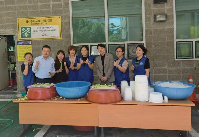 11일 안산시 해양동 행정복지센터에서 김석훈 국민의힘 안산시갑 당협위원장, 한국자유총연맹 해양동위원회 회원 등 참석자들이 지역 어르신과 취약계층의 건강한 여름나기 지원을 위한 나눔