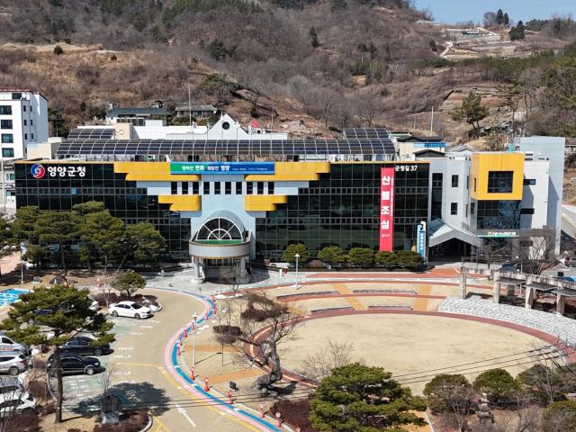 영양군은 지역 청년들이 주도적으로 참여하는 ‘2026 영양 반딧불이 야시장’이 오는 14일부터 15일까지 2일간 영양군청 앞 잔디마당에서 열린다고 밝혔다. (사진 = 영양군)