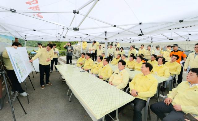 경상북도의회는 11일 의장단과 상임위원장, 경주지역 도의원 등이 참석한 가운데 경주시 덕동댐 일원을 찾아 폭염·가뭄 피해 및 용수공급 현황을 점검하고 대응방안을 논의했다. (사진