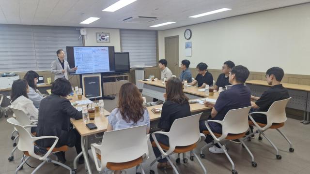 구미시 기업지원과는 지난 7일 시청 회의실에서 직원들과 함께 ‘구미경제혁신포럼’의 일환으로 창업투자 분야 전문가 초청 간담회를 열었다. (사진 = 구미시)