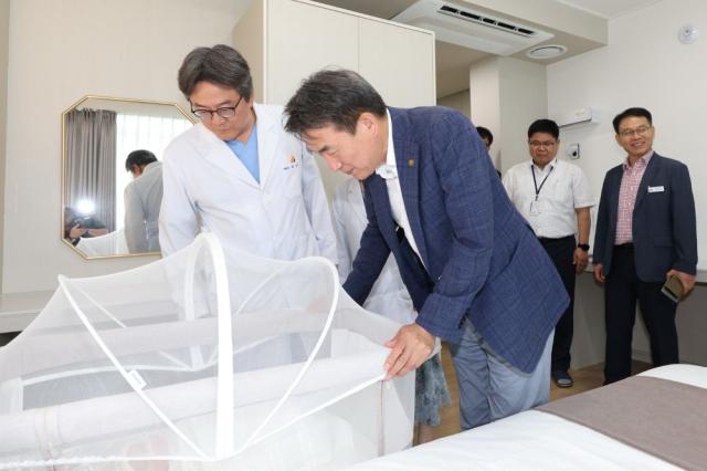 안병윤 예천군수 공공산후조리원 개소 앞두고 안심 돌봄 직접 챙겨, 출산 가정 든든하게 8일 개소 예천군 공공산후조리원 막바지 점검, 산모실 12실·신생아실 갖춰 아이 낳고 키우기