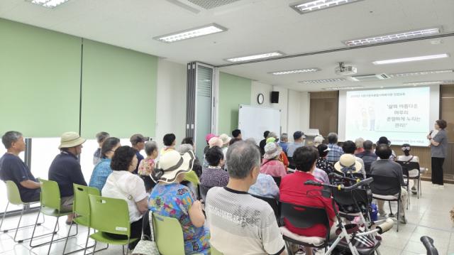 10일 장곡종합사회복지관 세미나실에서 지역주민을 대상으로 웰다잉 인권교육을 진행하고 있다. (사진 = 시흥시)