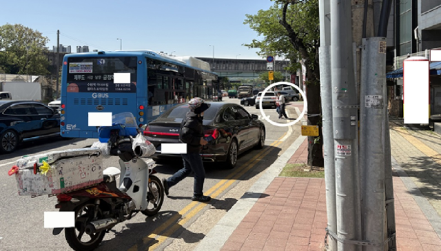 불법 주·정차 차량으로 인해 차로에서 승객이 승차하는 모습. (사진 = 경기도)