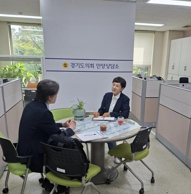 이채명 경기도의원이 안양상담소에서 장애인·노인 자립지원 관계자와 상담하는 모습. (사진 = 경기도의회)