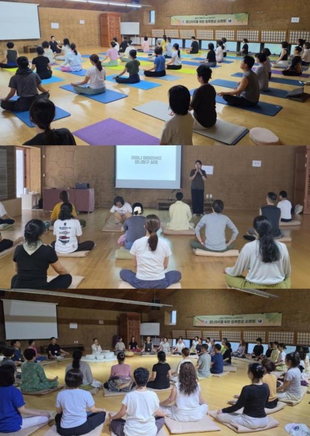 원광디지털대학교 요가명상학과가 공주시 한국문화연수원에서 진행한 ‘제30회 하계 침묵 명상 수련회’ 모습(위) 및 박다영 교수가 ‘라마나 마하리쉬의 참나탐구 실제’ 강의를 하고 있는