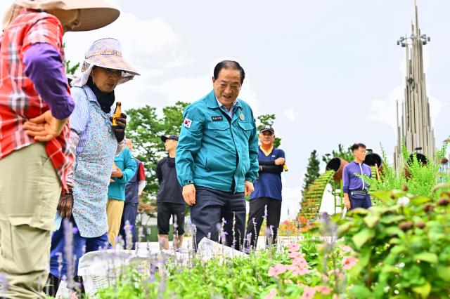 이병선 시장이 도심 곳곳을 다니며 관광 성수기 도시환경과 침수 대응 현장을 직접 점검을 하고 있는 모습. (사진 = 속초시)