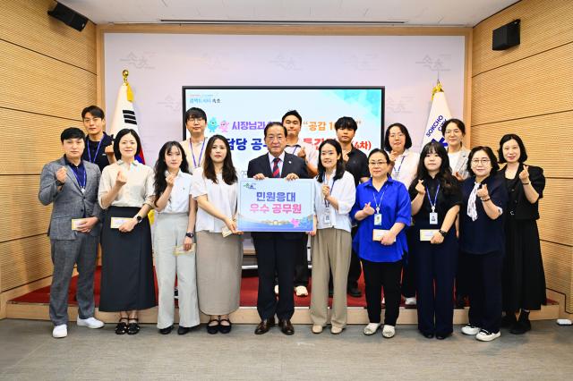 이병선 속초시장이 상반기 민원처리·민원응대 우수공무원을 시상하고 있는 모습. (사진 = 속초시)