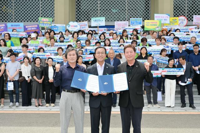 음식·숙박업 관계자들이 여수시청 현관에서 섬박람회 성공개최 친절 실천 결의문을 낭독하고 슬로건 타월을 활용한 친절·청결 퍼포먼스를 펼쳤다. (사진 = 여수시)