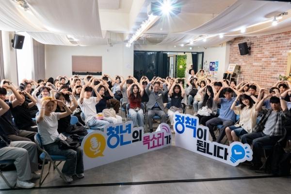 손훈모 순천시장과 청년들이 5색 릴레이 소통 토크 후 기념촬영하고 있다 (= 순천시)