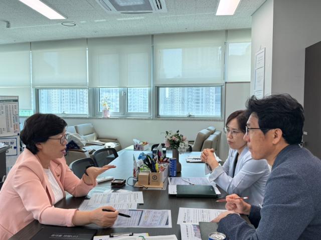 박옥분 의원이 7일 경기도 관계 공무원들과 도내 노후 소규모 공동주택 안전 확보와 재정비 지원방안을 논의하고 있다. (사진 = 박옥분 의원실)