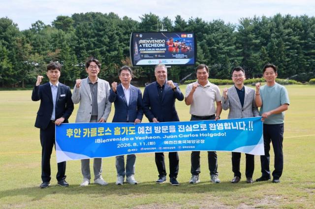 안병윤 예천군수를 비롯해 변형우 경북양궁협회장, 문형철 예천군청 양궁팀 감독 등 주요 관계자들은 세계양궁연맹 측과 경기장 시설을 함께 둘러보고, 그간 예천군이 축적해 온 대규모 국