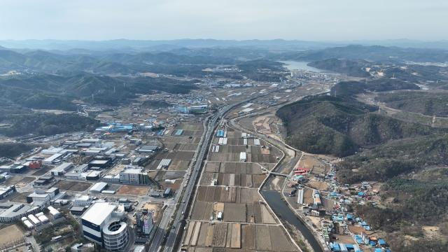 용인 첨단 시스템 반도체 국가산단이 들어설 이동·남사읍 일대 전경 및 중앙을 관통하는 도로가 국도 45호선. (이미지 = 용인특례시)
