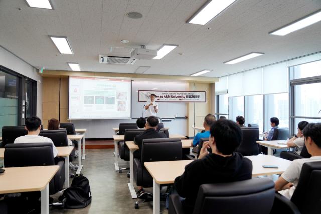 영남이공대학교는 12일 천마스퀘어 9층 협동프로젝트실에서 글로벌레저서비스계열 재학생을 대상으로 ‘AI health technology 해외교류특강’을 개최했다. (사진 = 영남이공