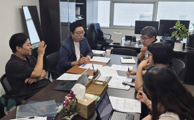 한영수 경기도의원이 12일 경기도일자리재단 관계자들과 간담회를 하고 있다. (사진 = 경기도의회)