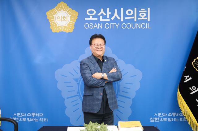 김종욱 제10대 오산시의회 의장이 사진촬영을 하고 있다. (사진 = 조현철 기자)