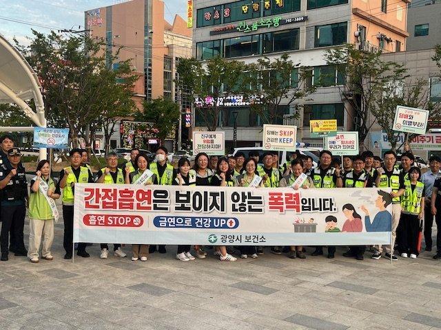 광양시보건소와 광양경찰서, 자율방범대 함께 중마동 미관광장 23호 일대 야간 금연 합동점검과 캠페인 (사진 = 광양시청)