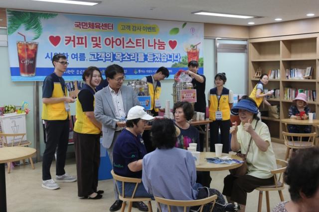 노성화 사장이 국민체육시설 이용 고객들과 소통하고 있다. (사진 = 의왕시)