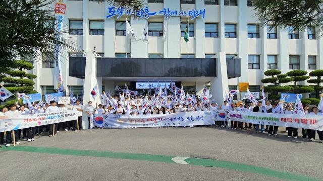 장흥군이 광복절을 맞아 13일 군청 앞 광장에서 ‘태극기 달기 캠페인’을 진행하고 있다. (사진 = 장흥군)