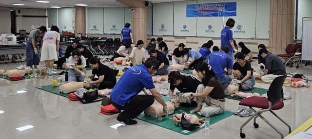 광주지역 보건교사들이 13일 광주보건대에서 보건교사 응급처치 과정 중 심폐소생술 실습을 진행하고 있다. (사진 = 전남광주통합특별시교육청)