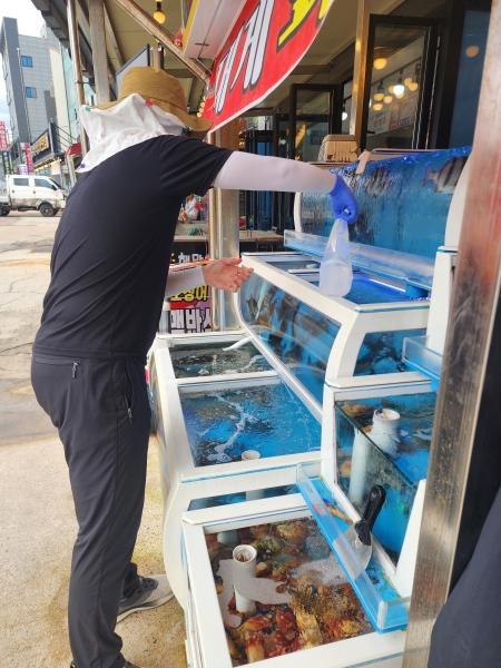 영덕군은 여름 휴가철 방문객이 몰리며 수산물 소비가 증가함에 따라 안심하고 수산물을 소비할 수 있도록 지난 11일 대구식약청과 함께 집중 안전관리 합동점검에 나섰다. (사진 = 영