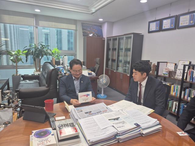 박대현 의회운영위원장이 국회를 방문한 모습. (사진 = 강원도의회)