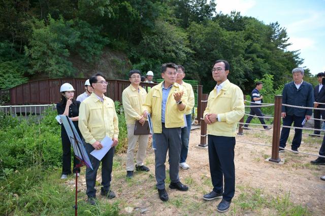 서영학 여수시장이 소라면 관기들녘 농업용수 공급원인 죽림저수지 저수율을 점검하고 있다. (사진 = 여수시)