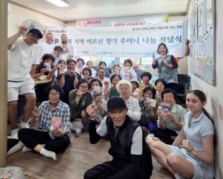 (NSP NEWS Image)안동시, ‘만휴정 희망투어’ 관광객이 만든 향낭 천개 산불 피해 주민에게 전달