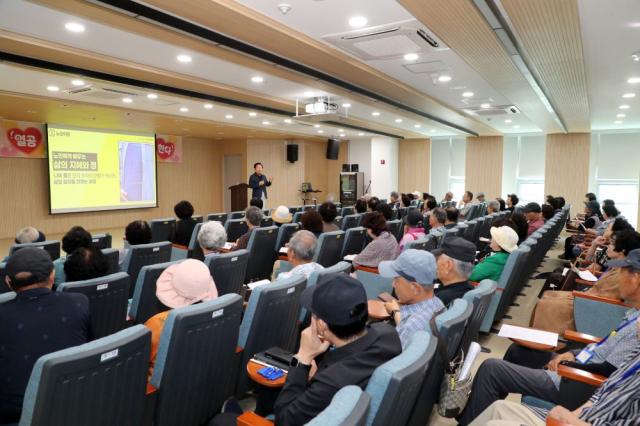 배움에는 나이가 없다 안동시 노인대학 개강, 어르신 80여 명 참여, 권기창 시장 노년의 삶 특별강연, 생활법률․재무관리․교양․여가 등 다양한 교육 운영 (사진 = 안동시)