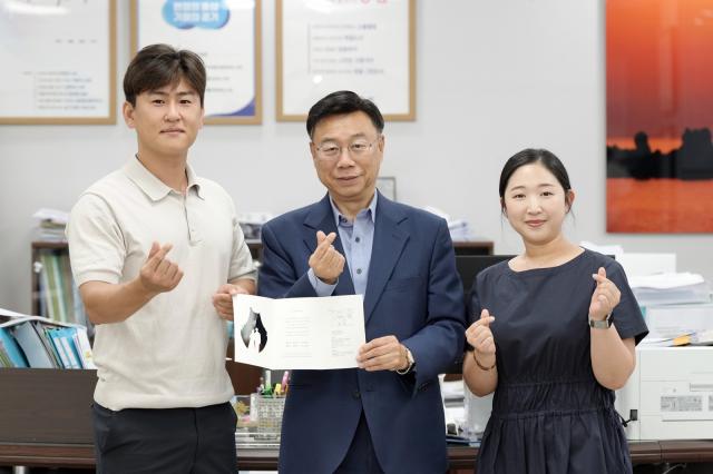 신상진 성남시장이 13일 시청에서 솔로몬의 선택 예비부부들과 차담회를 갖고 결혼을 앞둔 청년들과 기념촬영을 하고 있다. (사진 = 성남시)