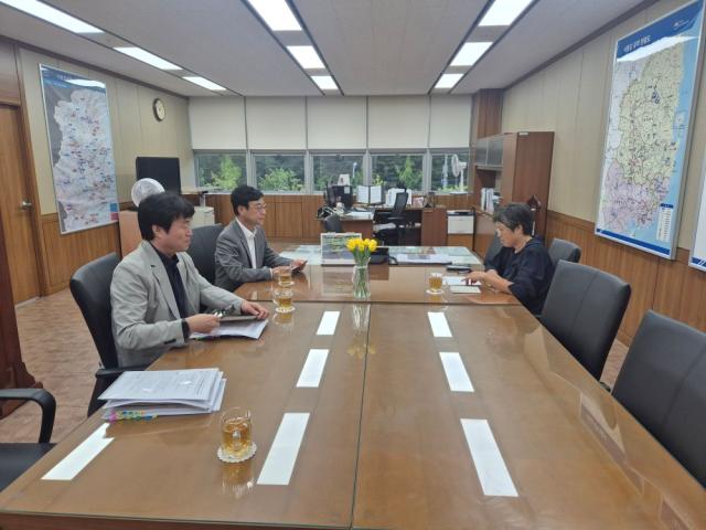 최기영봉화군수는 8월 12일 대구지방환경청을 방문해 도촌리 일원에 추진 중인 민간 지정폐기물 매립장 건립사업과 관련해 지역 주민들의 강한 반대와 환경 훼손 우려를 전달하고 향후 환