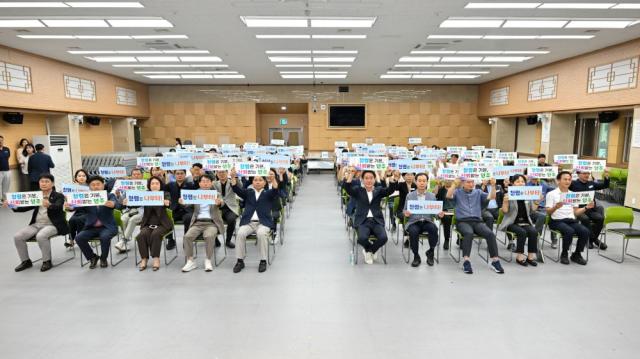 황병직 시장과 이상근 의장은 청렴실천 공동결의문을 함께 낭독한 뒤 ‘청렴은 기본! 신뢰받는 영주!’ 문구를 대붓으로 완성하는 퍼포먼스를 펼쳤다. (사진 = 영주시)