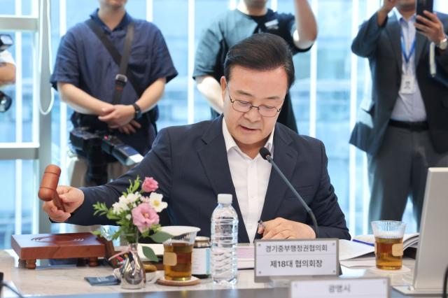 김성제 의왕시장이 중부권행정협의회장으로 회의를 주재하고 있다. (사진 = 의왕시)
