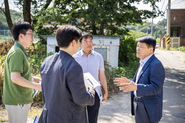 박형우 계양구청장(사진 오른쪽)이 주민 건의사항과 현안 현장 점검을 하고 있다. (사진 = 계양구청)