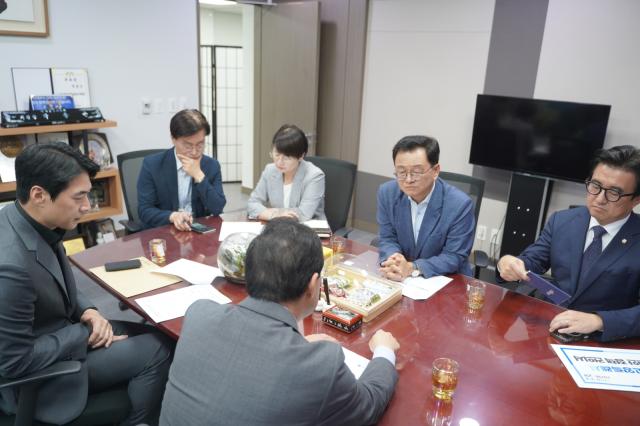 민경선 고양특례시장(윗줄 오른쪽에서 두 번째)이 박홍근 기획예산처 장관(아랫줄 오른쪽)에게 고양시 현안정책에 대해 설명하고 있다. (사진 = 고양시)