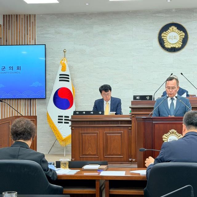 홍성근 의원이 울릉군의회 임시회에서 정책자문위원회 조례안 및 골목형 상점가 지정 및 활성화에 관한 조례 의결을 촉구하며 발언을 하고 있다. (사진 = 김민정 취재)