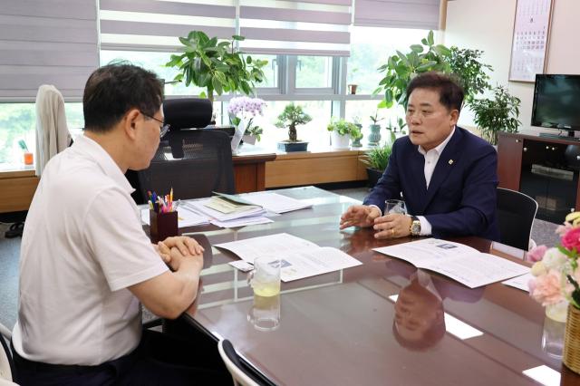사순문 장흥군수(사진 오른쪽)가 지난 13일 세종정부청사를 방문해 2027년도 정부예산안 반영을 요청하고 있다. (사진 = 장흥군)