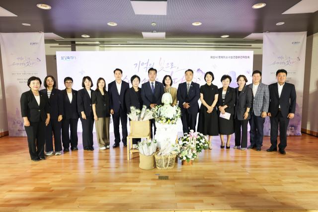14일 화성시의회 이계철 의장(왼쪽 여덟번째)과 의원들이 기림식에서 사진촬영을 하고 있다. (사진 = 화성시의회)