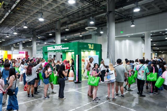 KCON LA 2026 방문객들이 CJ푸드빌의 뚜레쥬르 행사에 참여하기 위해 줄을 서있다 (사진 = CJ ENM 제공)