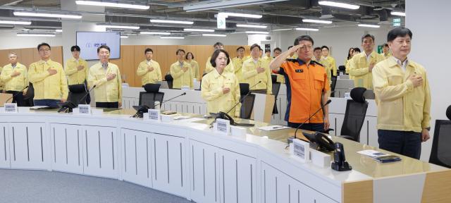 18일 오전 경기도청 전시종합상황실에서 열린 2026년 을지연습 최초 상황보고 회의에서 추미애 경기도지사, 부지사, 경기도소방재난본부장 등이 국민의례를 하고 있다. (사진 = 경기