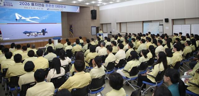 전남광주통합특별시교육청이 지난 18일 전남청사에서 교육감, 부교육감, 국·과장, 상황실 근무자 등이 참석한 가운데 안보영상을 시청하고 상황회의를 진행하고 있다. (사진 = 전남광주