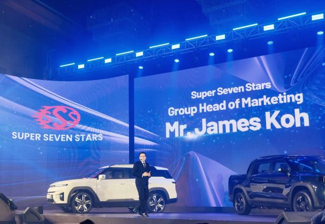 KGM이 Super Seven Stars 그룹과 협력해 미얀마 시장에 KGM 브랜드 론칭과 함께 친환경차 라인업을 공개하며 본격적인 시장 공략에 나섰다. (사진 왼쪽 토레스 EVX