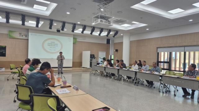 이날 위촉된 건강위원들은 지역주민의 건강 요구를 파악하고 주민 의견을 수렴하는 한편 마을의 건강문제를 주민 스스로 해결할 수 있도록 건강생활 실천 분위기 조성과 주민 참여형 건강사